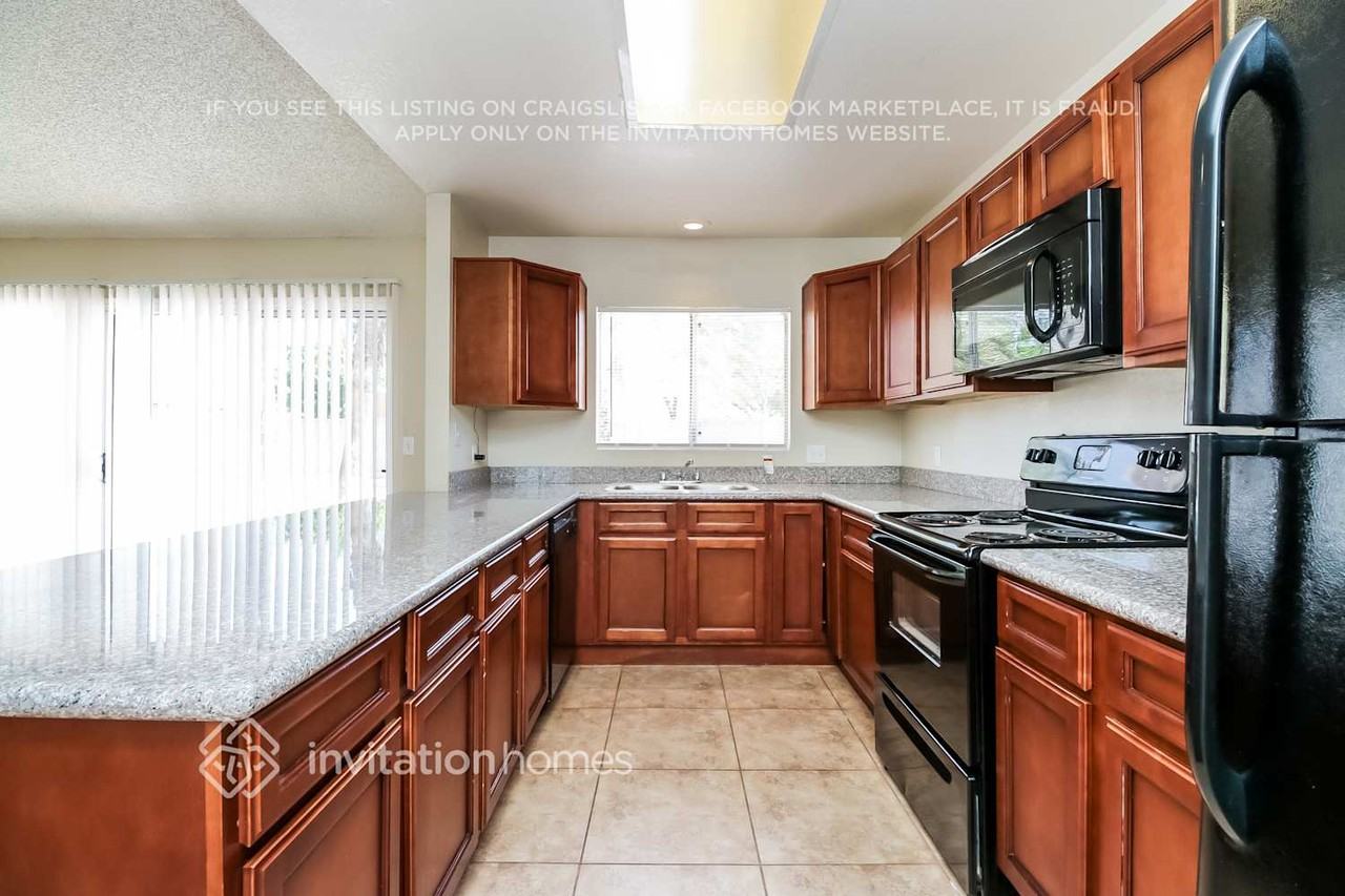 19001 N 46th Ave - Photo 6 of 21