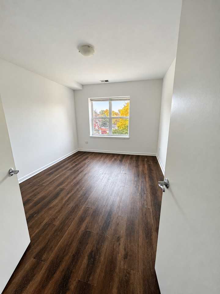 W Glenlake Ave & N Clark St - Photo 4 of 9