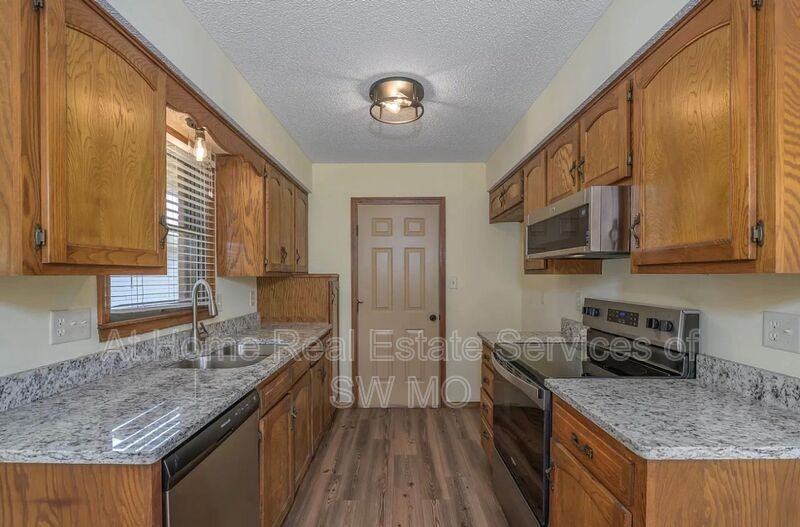 1141 E Cambridge St - Photo 3 of 10