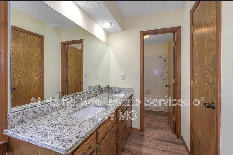1141 E Cambridge St - Photo 5 of 10