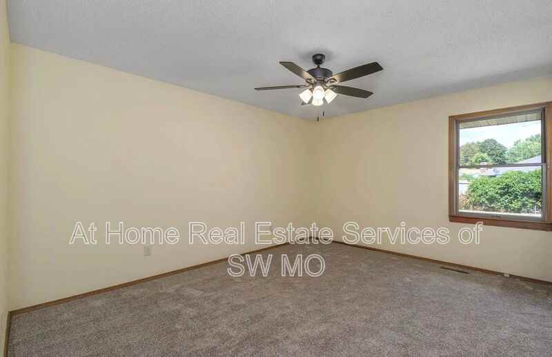 1141 E Cambridge St - Photo 7 of 10