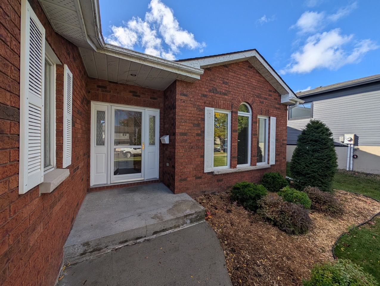 333 Friarhill Cres - Photo 2 of 21