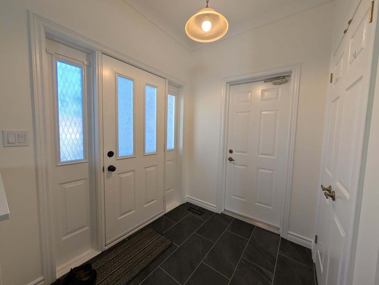 333 Friarhill Cres - Photo 3 of 21