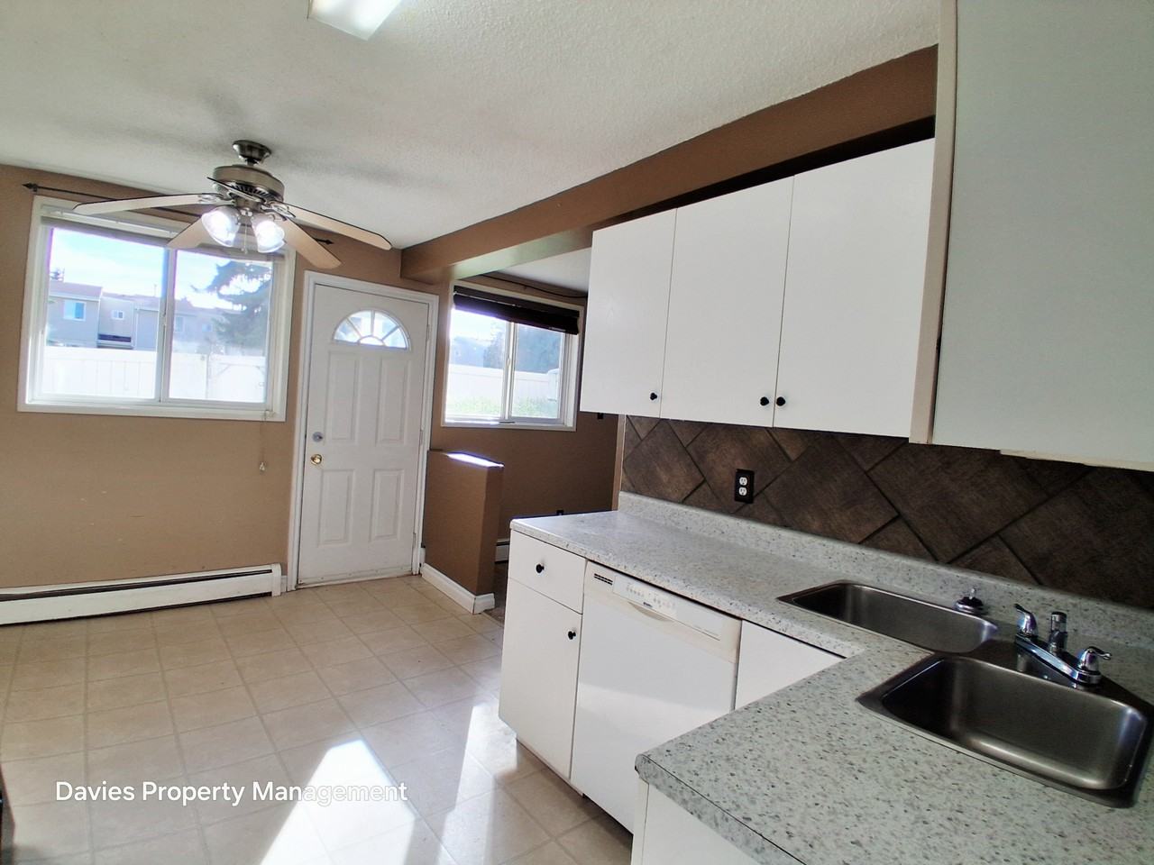 14520 52 St Nw - Photo 2 of 12