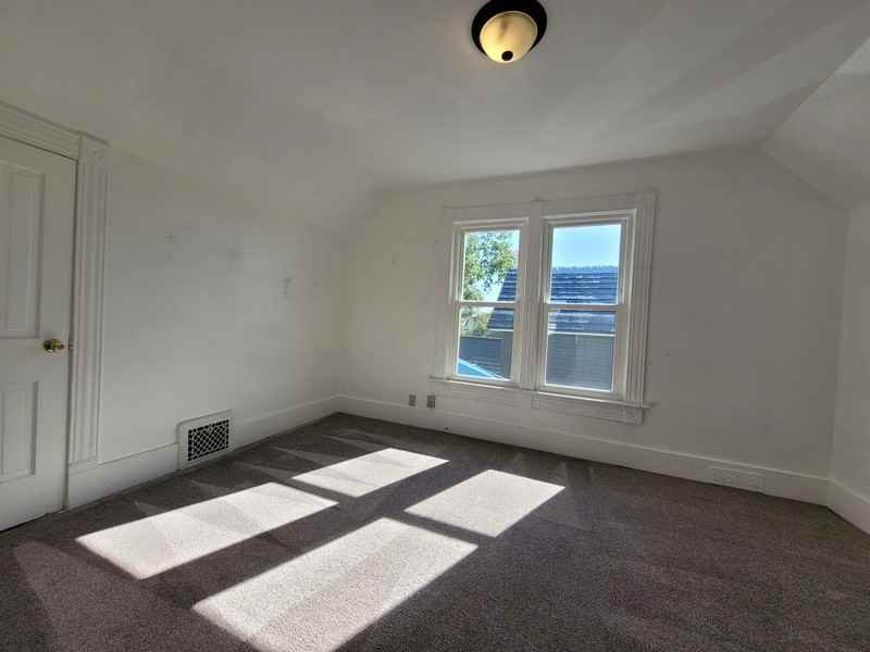 207 E Commercial St - Photo 7 of 17