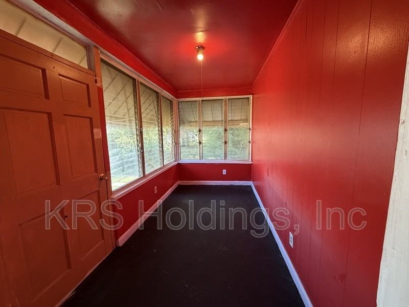 938 14th St - Photo 2 of 9