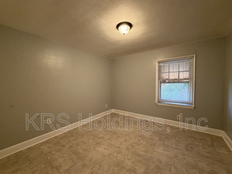938 14th St - Photo 3 of 9