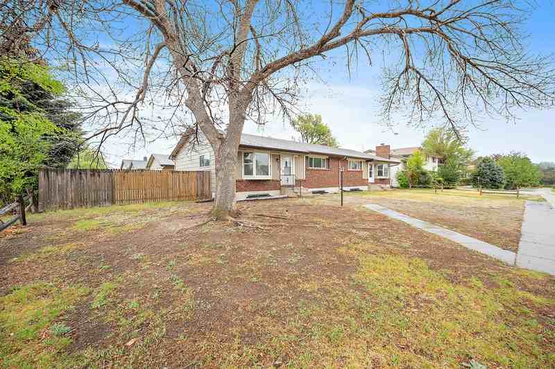 6737 Hampton Dr - Photo 3 of 37