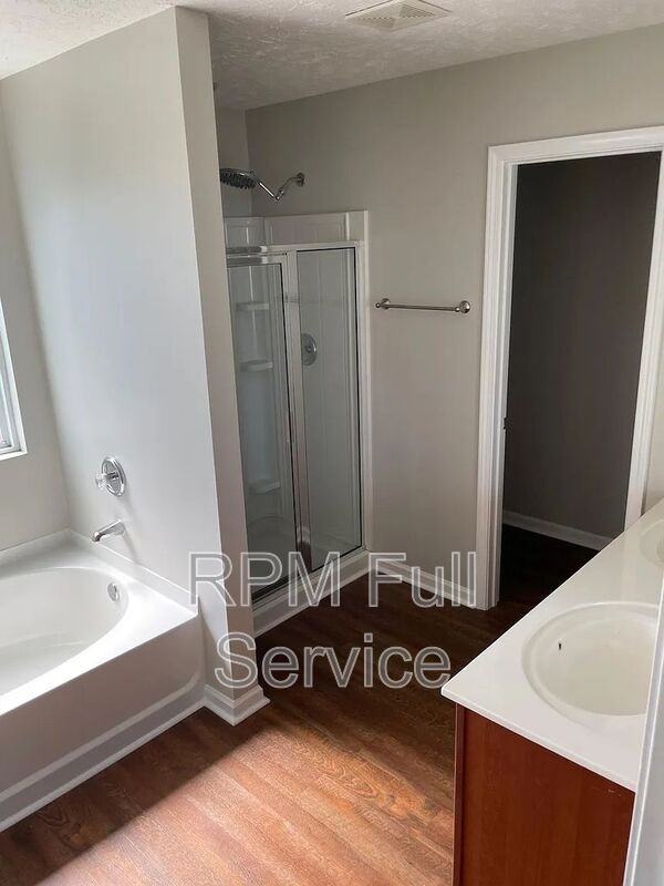 7804 Oakfield Grv - Photo 3 of 50