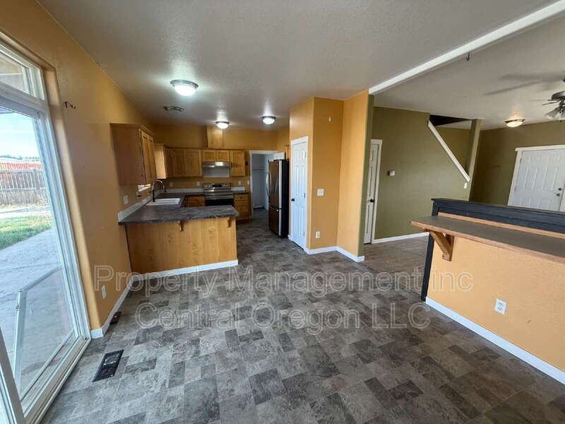 1411 Nw Teal Loop - Photo 3 of 9