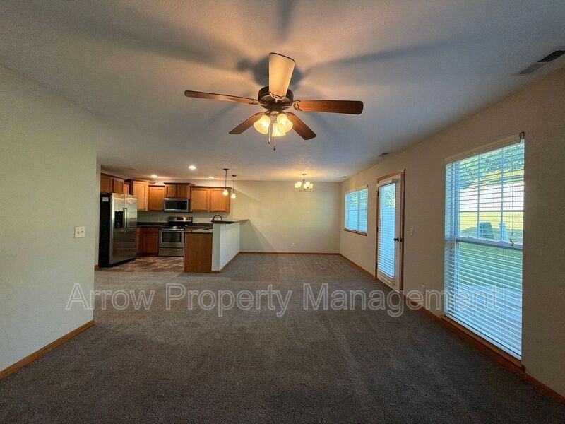 4415 N St - Photo 3 of 40