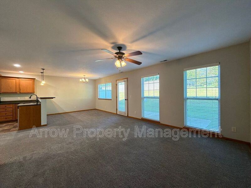 4415 N St - Photo 5 of 40