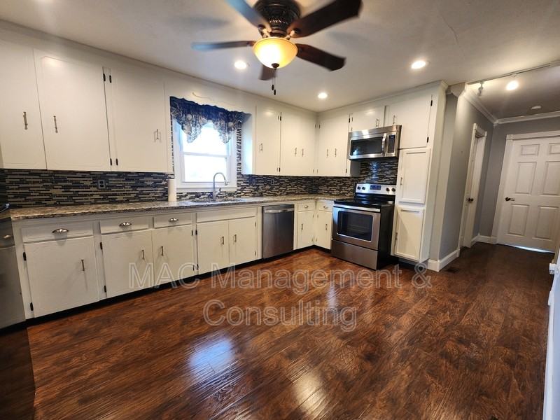 664 First Ave S - Photo 3 of 23