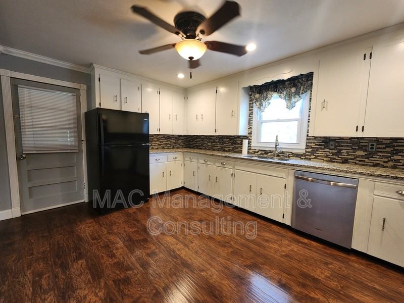 664 First Ave S - Photo 4 of 23
