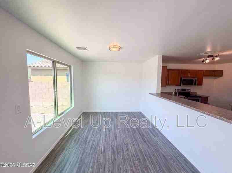 935 W Placita Canalito - Photo 5 of 17