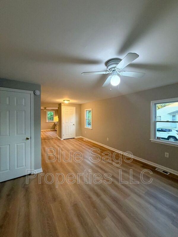 424 Pershing Ave - Photo 2 of 31