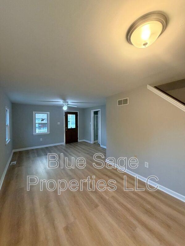 424 Pershing Ave - Photo 4 of 31