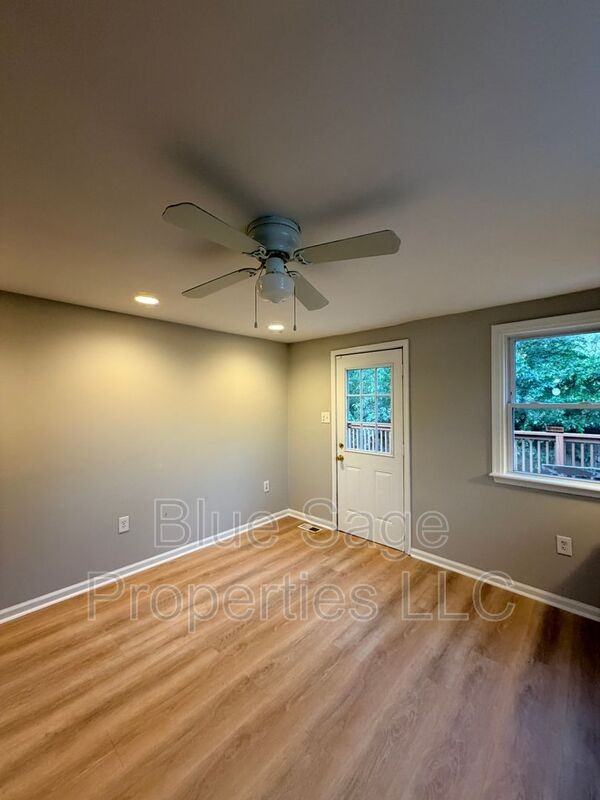 424 Pershing Ave - Photo 7 of 31
