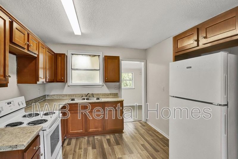 1288 W 28th St - Photo 4 of 23
