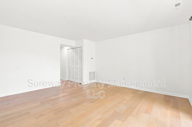 502 Barclay Walk - Photo 3 of 16