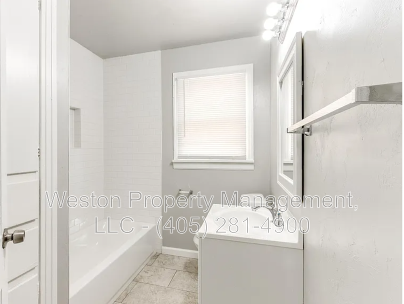 1217 Ne 43rd St - Photo 6 of 10