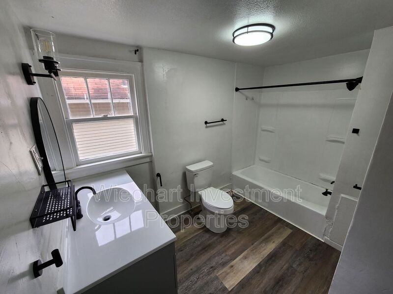 580 W Grand Ave - Photo 4 of 13