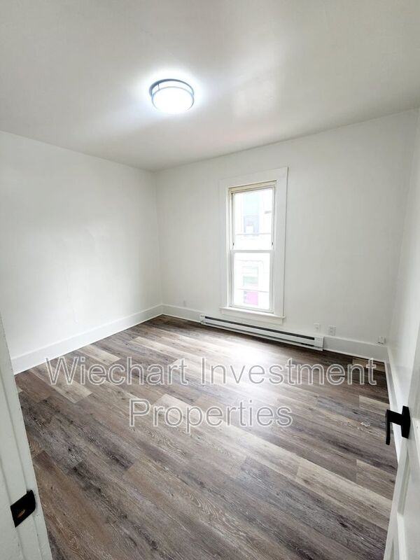 931 1/2 W Wayne St - Photo 4 of 16
