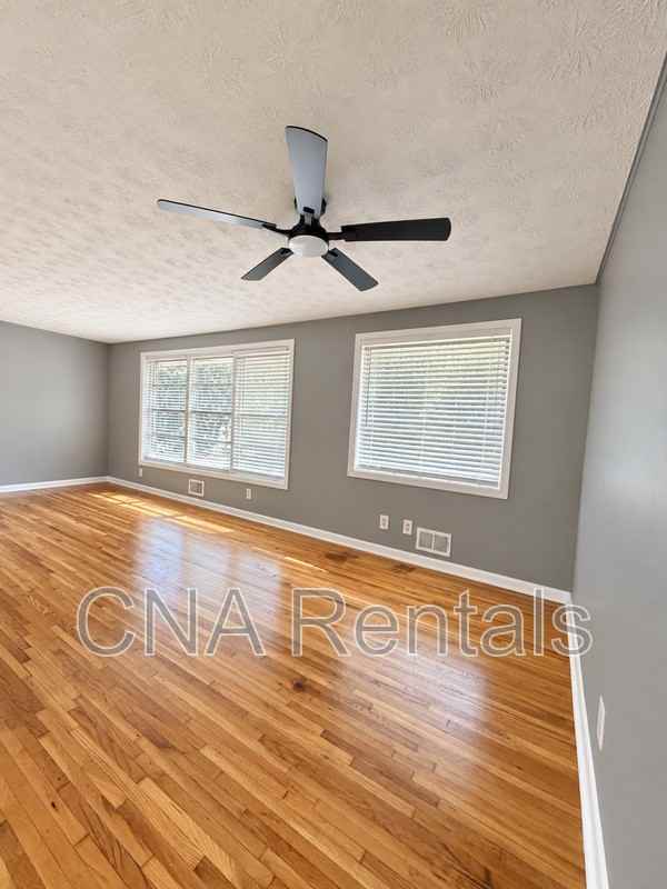 2454 Warwick Cir Ne - Photo 6 of 13