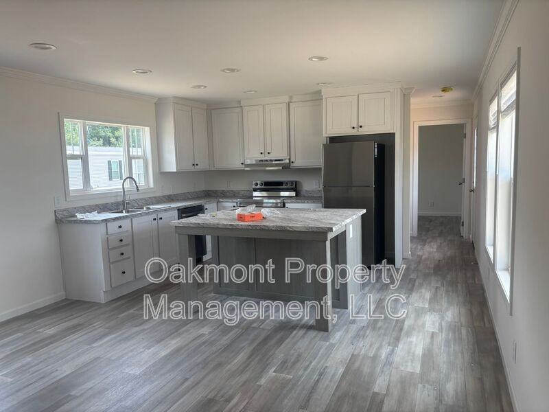 176 Rosewood Dr - Photo 2 of 10