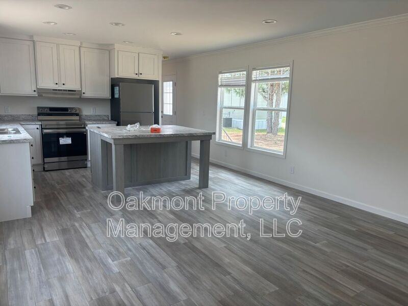 176 Rosewood Dr - Photo 3 of 10