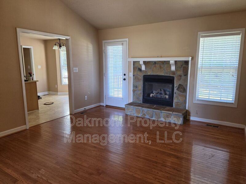 3929 Eastdale Dr - Photo 3 of 22
