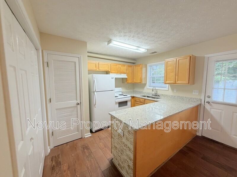 527 Lawson St - Photo 4 of 21