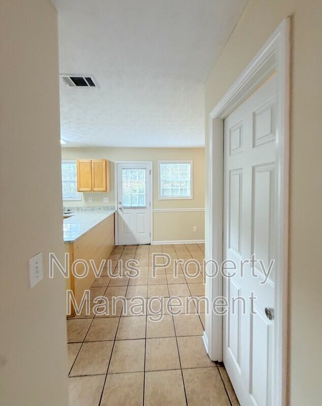 533 Lawson St - Photo 5 of 17