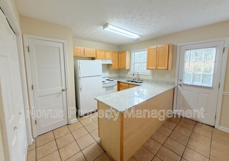 533 Lawson St - Photo 6 of 17