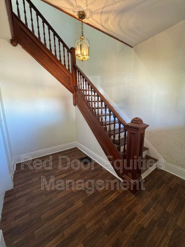 136 W Walnut St - Photo 3 of 17