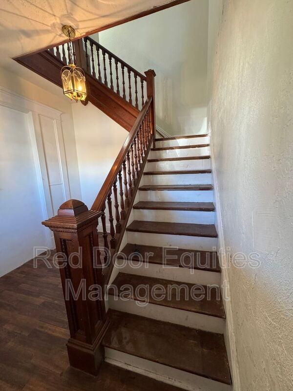 136 W Walnut St - Photo 4 of 17