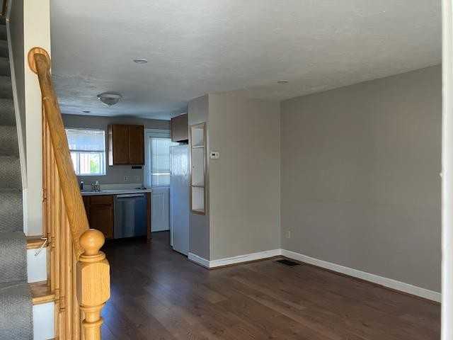 5 Middle Street Ct - Photo 2 of 6