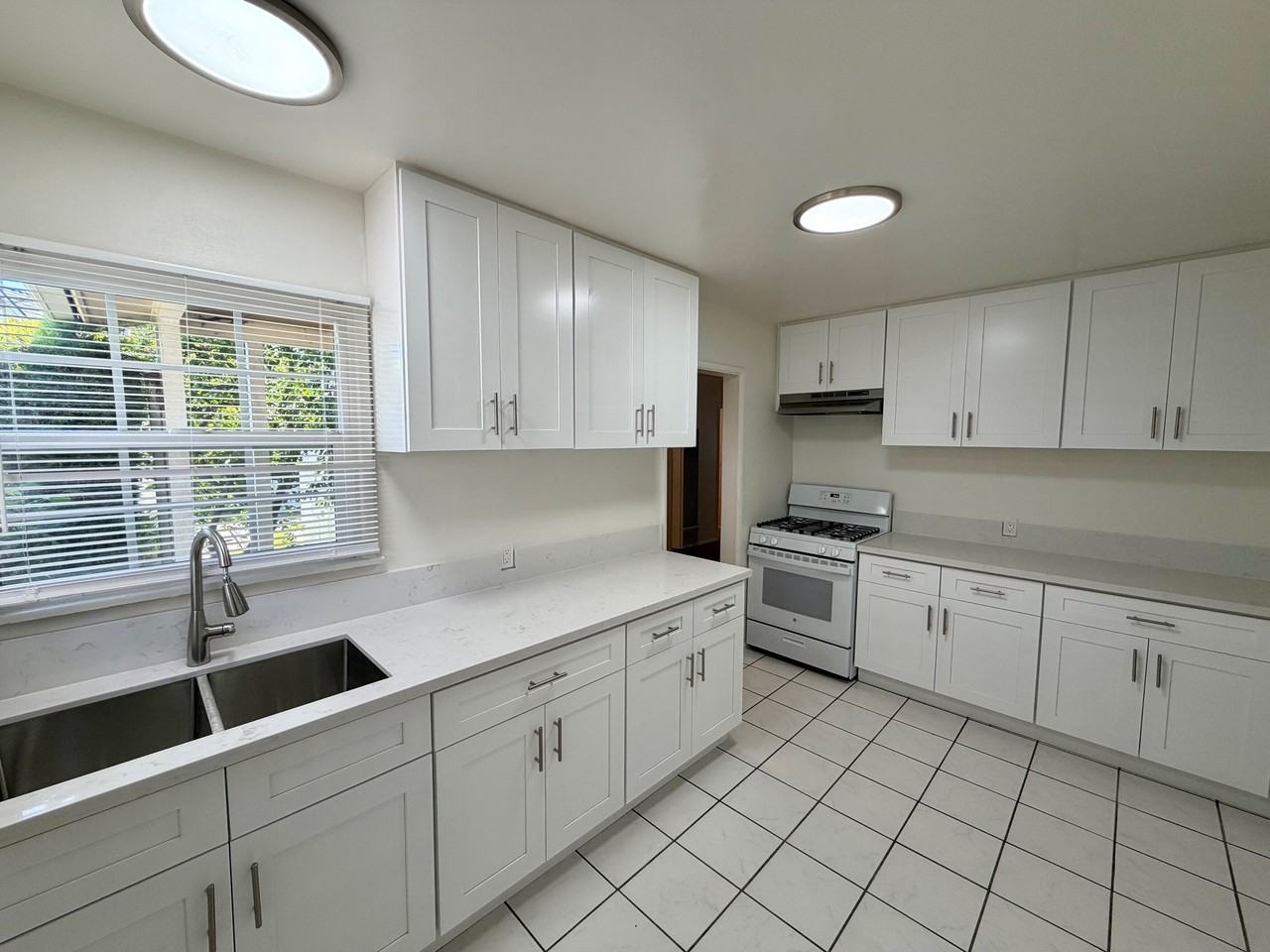 2111 HUNTINGTON/1801 - Photo 4 of 8