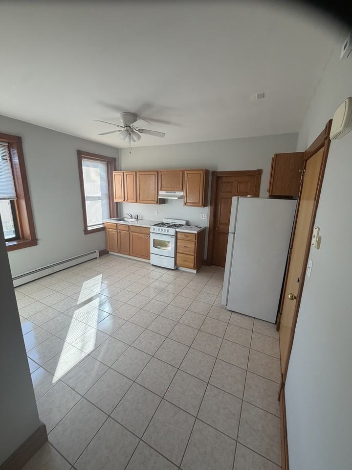 527 Chapel Street - Photo 4 of 24