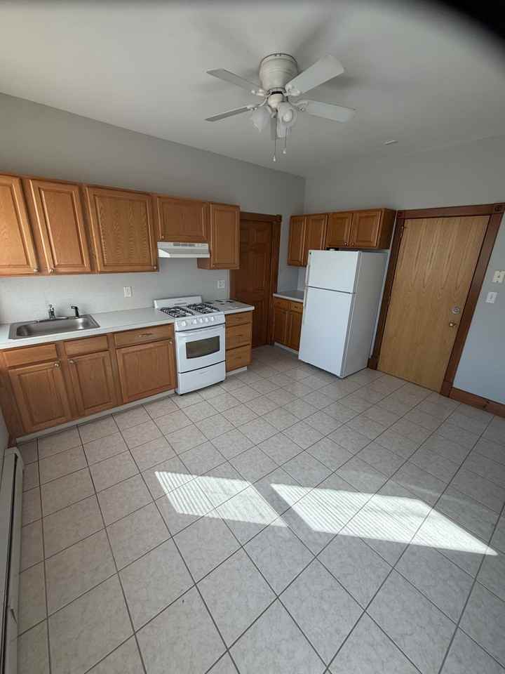 527 Chapel Street - Photo 5 of 24
