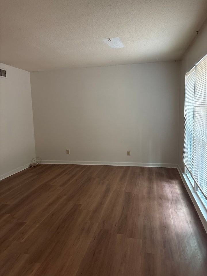 906 Augusta Ave - Photo 3 of 16