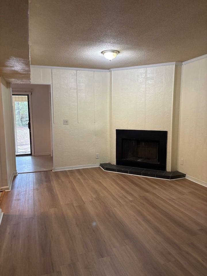 906 Augusta Ave - Photo 4 of 16