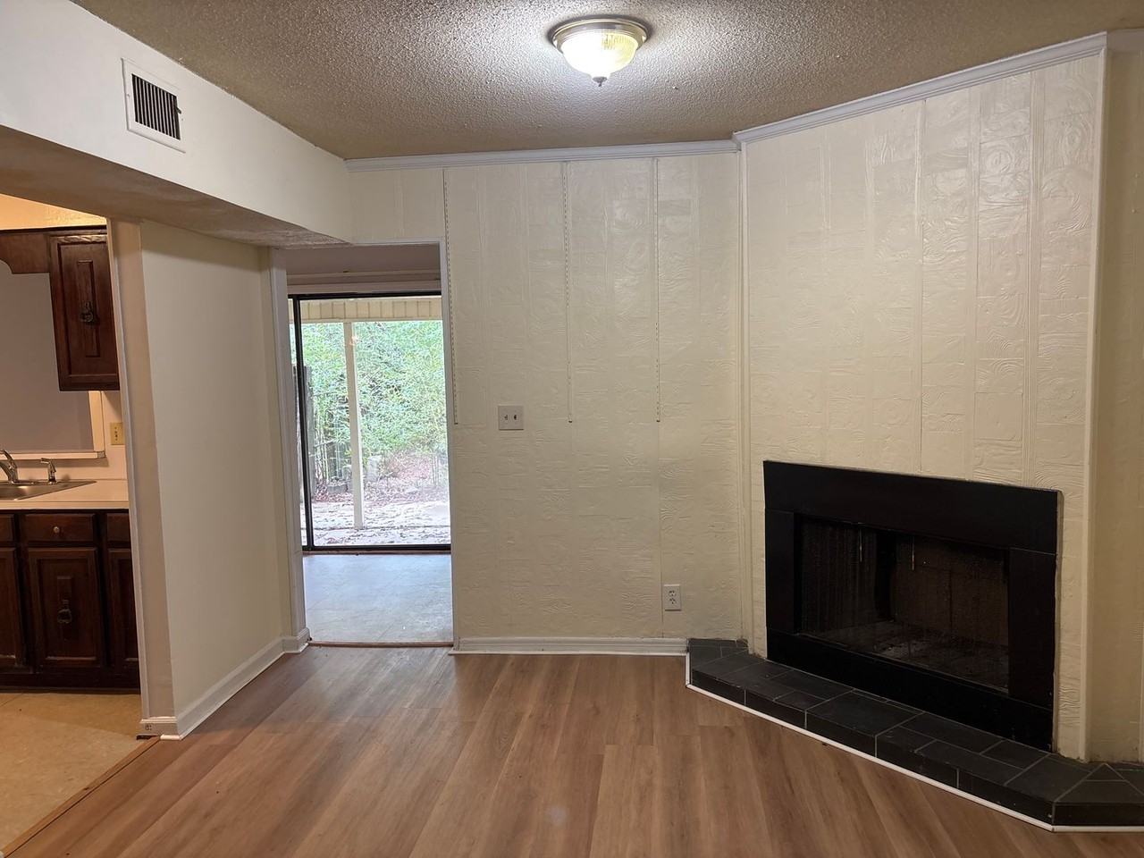 906 Augusta Ave - Photo 5 of 16
