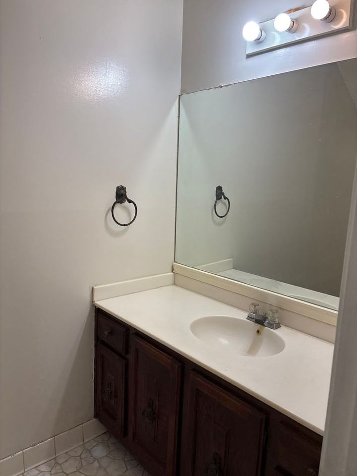 906 Augusta Ave - Photo 6 of 16
