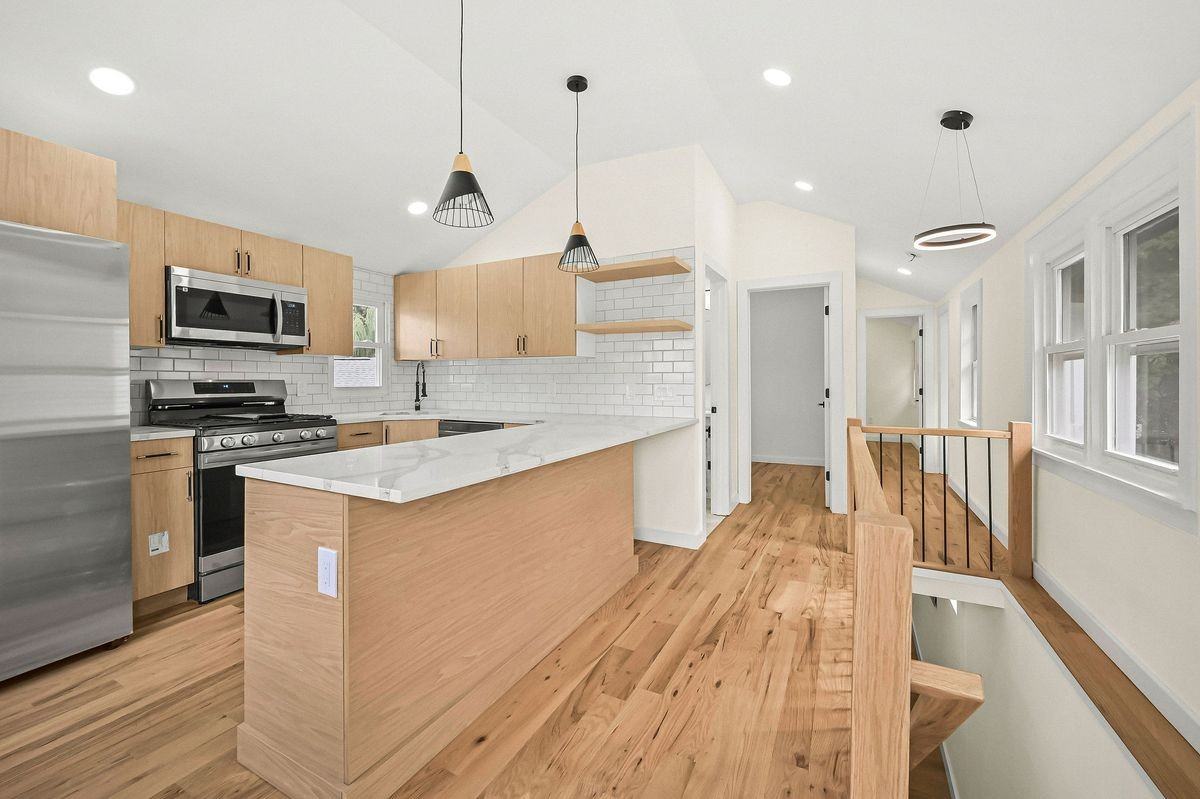 181 Hilltop Blvd - Photo 2 of 38
