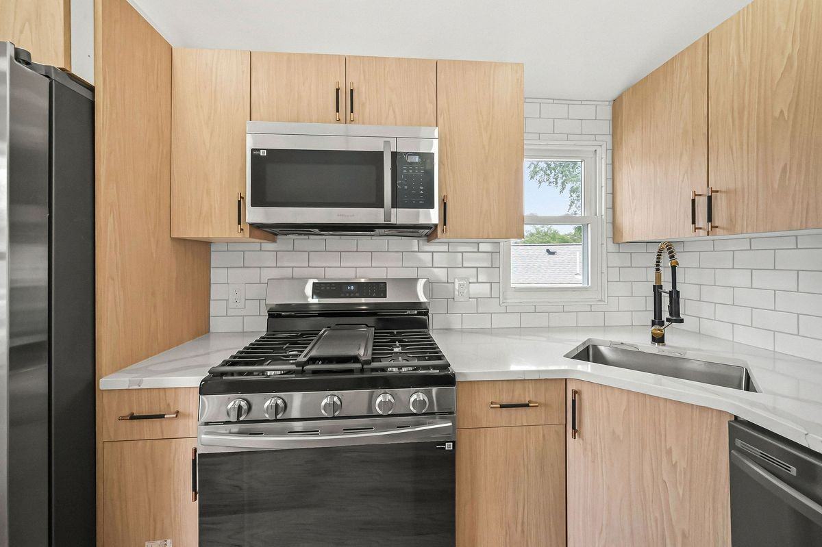 181 Hilltop Blvd - Photo 5 of 38