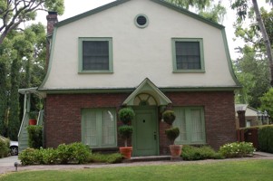 featured image of 115 E 4th St