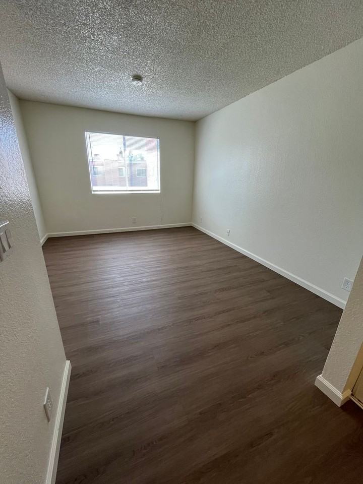 The Granada Apartments - Photo 5 of 21