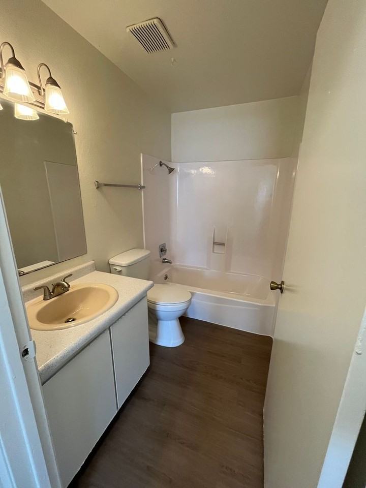 The Granada Apartments - Photo 7 of 21