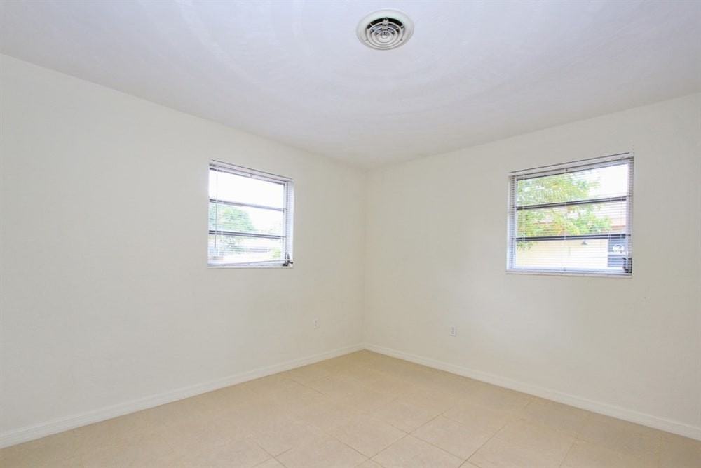 2449 Chandler Avenue - Photo 6 of 11